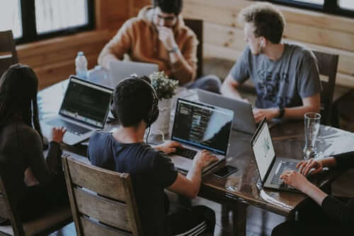 content creator yang dalam preakteknya membawa nama baik institusi idealnya juga memiliki keahlian sebagai konseptor konten yang terbiasa melakukan riset.